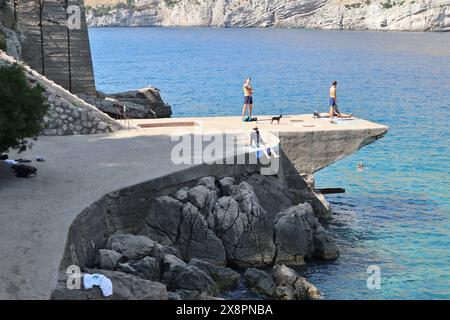 Ieranto - Turisti sulla piattaforma della ex Cava Italsider Stockfoto