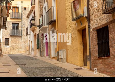 Bezaubernde Kopfsteinpflasterstraßen in der historischen Altstadt von Oropesa del Mar, Spanien. Stockfoto