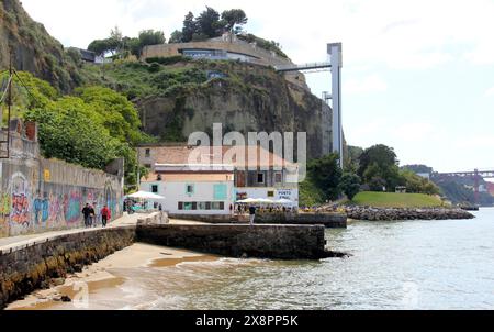 Am Ufer von Ginjal, mit Panoramablick auf Boca do Vento, dem berühmten Ponto Final Restaurant im Vordergrund, Almada, Portugal Stockfoto