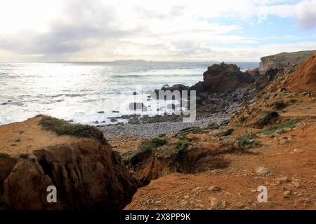 Felsformationen an der Küste am Strand auf der westlichen Seite der Insel Papoa, Vorgebirge in der Nähe von Peniche, Portugal Stockfoto