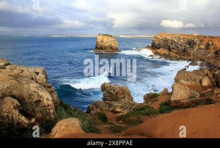 Küstenklippen und Surfwellen auf der östlichen Seite der Insel Papoa, Vorgebirge in der Nähe von Peniche, Portugal Stockfoto