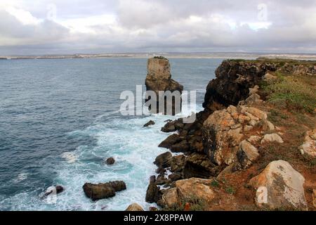 Küstenklippen und Surfwellen auf der östlichen Seite der Insel Papoa, Vorgebirge in der Nähe von Peniche, Portugal Stockfoto