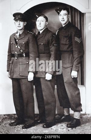 Ein Kapitän im Royal Corps of Signals, ein führender Luftfahrzeugmann in der Royal Air Force Volunteer Reserve und ein Feldwebel während des Zweiten Weltkriegs. Stockfoto