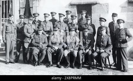 Offiziere des Royal Army Medical Corps zusammen mit Armeekaplins und einem französischen Verbindungsoffizier während des Zweiten Weltkriegs. Stockfoto