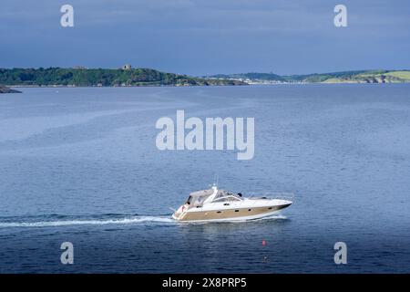 Motorboot auf einem abendlichen Ausflug durch Falmouth Bay, Cornwall. Pendennis Point und die Burg und St. Mawes sind im Unterschied zu sehen Stockfoto