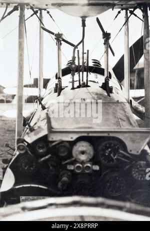 Blick aus dem Cockpit eines leichten Bombers der Royal Air Force DH9A aus den 1920er Jahren Stockfoto