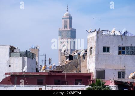 Ein Blick auf die Medina von Casablanca mit der Hassan II Moschee im Hintergrund in der Stadt Casablanca in der Provinz Casablanca-Settat in Moroc Stockfoto