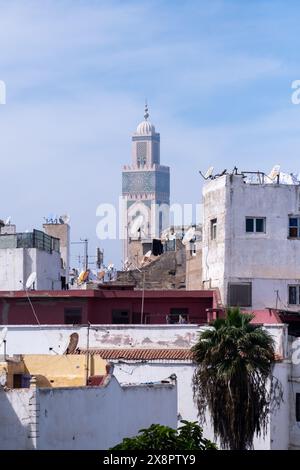 Ein Blick auf die Medina von Casablanca mit der Hassan II Moschee im Hintergrund in der Stadt Casablanca in der Provinz Casablanca-Settat in Moroc Stockfoto