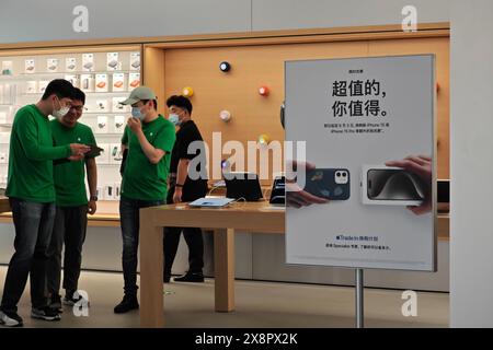 SHANGHAI, CHINA - 27. MAI 2024 - Kunden kaufen Werbeprodukte im Flagship Store von Apple in Shanghai, China, 27. Mai 2024. Stockfoto