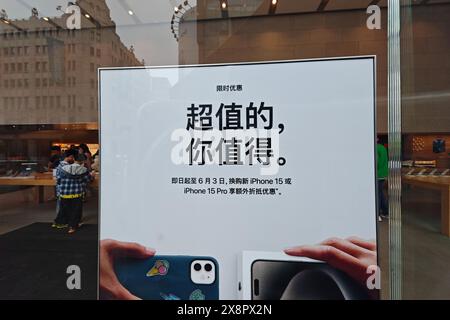 SHANGHAI, CHINA - 27. MAI 2024 - Kunden kaufen Werbeprodukte im Flagship Store von Apple in Shanghai, China, 27. Mai 2024. Stockfoto