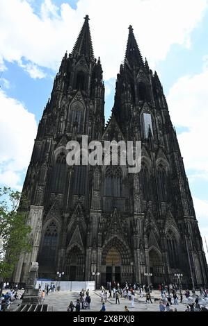 Köln, Deutschland. Mai 2024. Kölner Dom, Westportal - offiziell die hohe Domkirche St. Peter - mit seinen zwei Türmen ist der Dom der Erzdiözese Köln Credit: Horst Galuschka/dpa/Alamy Live News Stockfoto