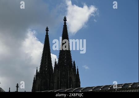 Köln, Deutschland. Mai 2024. Kölner Dom - offiziell die hohe Domkirche St. Peter - ist mit seinen zwei Türmen der Dom des Erzbistums Köln Credit: Horst Galuschka/dpa/Alamy Live News Stockfoto