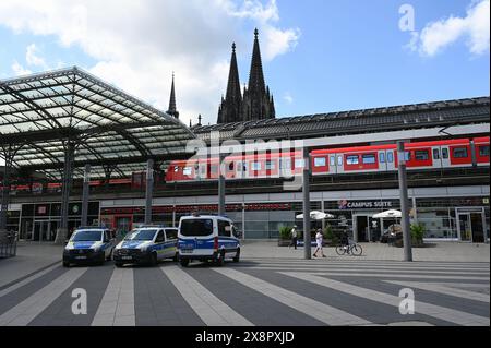 Köln, Deutschland. Mai 2024. Der Breslauer Platz mit Polizeiwagen, dem Hauptbahnhof und einer S-Bahn - im Hintergrund die Türme des Kölner Doms, - offiziell die hohe Domkirche St. Peter - Credit: Horst Galuschka/dpa/Alamy Live News Stockfoto