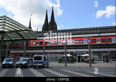 Köln, Deutschland. Mai 2024. Der Breslauer Platz mit Polizeiwagen, dem Hauptbahnhof und einer S-Bahn - im Hintergrund die Türme des Kölner Doms, - offiziell die hohe Domkirche St. Peter - Credit: Horst Galuschka/dpa/Alamy Live News Stockfoto