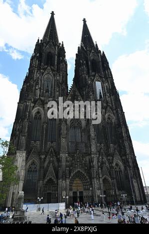 Köln, Deutschland. Mai 2024. Kölner Dom, Westportal - offiziell die hohe Domkirche St. Peter - mit seinen zwei Türmen ist der Dom der Erzdiözese Köln Credit: Horst Galuschka/dpa/Alamy Live News Stockfoto