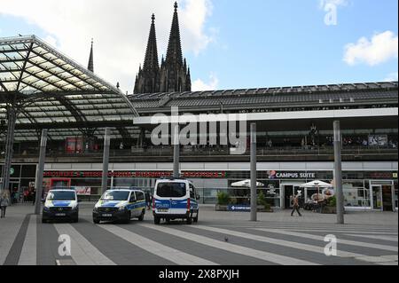 Köln, Deutschland. Mai 2024. Der Breslauer Platz mit Polizeiwagen, dem Hauptbahnhof und einer S-Bahn - im Hintergrund die Türme des Kölner Doms, - offiziell die hohe Domkirche St. Peter - Credit: Horst Galuschka/dpa/Alamy Live News Stockfoto