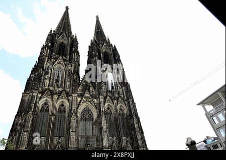 Köln, Deutschland. Mai 2024. Kölner Dom, Westportal - offiziell die hohe Domkirche St. Peter - mit seinen zwei Türmen ist der Dom der Erzdiözese Köln Credit: Horst Galuschka/dpa/Alamy Live News Stockfoto