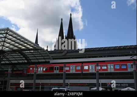 Köln, Deutschland. Mai 2024. Der Breslauer Platz mit Polizeiwagen, dem Hauptbahnhof und einer S-Bahn - im Hintergrund die Türme des Kölner Doms, - offiziell die hohe Domkirche St. Peter - Credit: Horst Galuschka/dpa/Alamy Live News Stockfoto