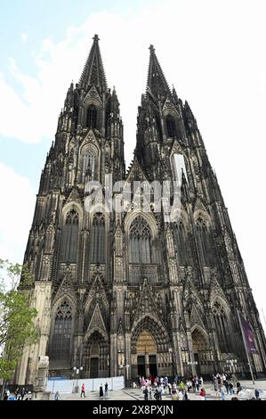 Köln, Deutschland. Mai 2024. Kölner Dom, Westportal - offiziell die hohe Domkirche St. Peter - mit seinen zwei Türmen ist der Dom der Erzdiözese Köln Credit: Horst Galuschka/dpa/Alamy Live News Stockfoto