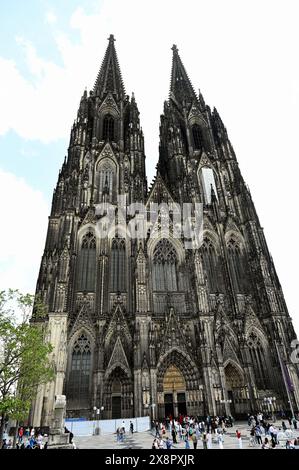 Köln, Deutschland. Mai 2024. Kölner Dom, Westportal - offiziell die hohe Domkirche St. Peter - mit seinen zwei Türmen ist der Dom der Erzdiözese Köln Credit: Horst Galuschka/dpa/Alamy Live News Stockfoto