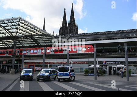 Köln, Deutschland. Mai 2024. Der Breslauer Platz mit Polizeiwagen, dem Hauptbahnhof und einer S-Bahn - im Hintergrund die Türme des Kölner Doms, - offiziell die hohe Domkirche St. Peter - Credit: Horst Galuschka/dpa/Alamy Live News Stockfoto