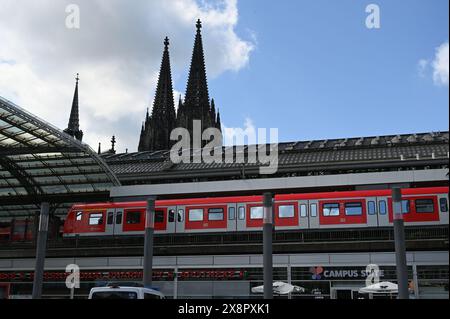 Köln, Deutschland. Mai 2024. Der Breslauer Platz mit Polizeiwagen, dem Hauptbahnhof und einer S-Bahn - im Hintergrund die Türme des Kölner Doms, - offiziell die hohe Domkirche St. Peter - Credit: Horst Galuschka/dpa/Alamy Live News Stockfoto