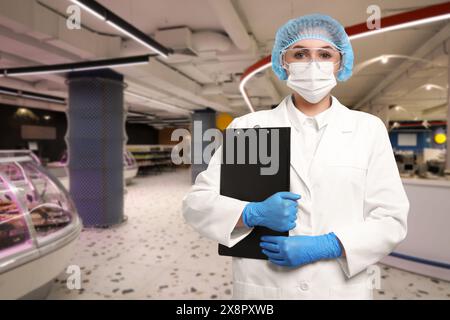 Lebensmittelqualitätskontrollspezialist untersucht Produkte im Supermarkt Stockfoto