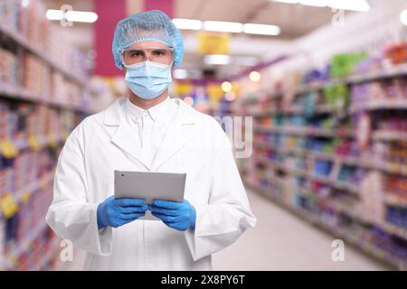 Lebensmittelqualitätskontrollspezialist untersucht Produkte im Supermarkt Stockfoto