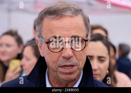 Ankunft der olympischen Fackelstaffel 2024 in Bordeaux. Pierre Hurmic, Bürgermeister von Bordeaux. Bordeaux, Gironde, Nouvelle Aquitaine, Frankreich. Europa. Gutschrift: P Stockfoto