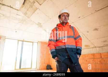 Porträt des Bauingenieurs und Bauunternehmers vor Ort, selektiver Fokus Stockfoto