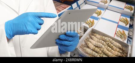 Lebensmittelqualitätskontrollspezialist untersucht Garnelen im Supermarkt, Nahaufnahme. Bannerdesign Stockfoto
