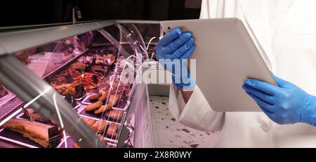 Lebensmittelqualitätskontrollspezialist untersucht Produkte im Supermarkt, Nahaufnahme. Bannerdesign Stockfoto