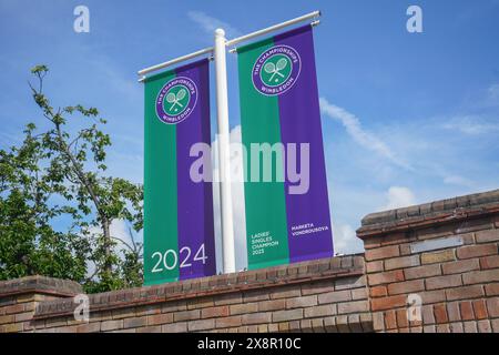 Wimbledon London, Großbritannien. Mai 2024. Banner werden im (AELTC) All England Lawn Tennis Club ausgestellt, um die 2023 Damen-Einzelsiegerin Marketa Vondrousova zu ehren, während die Vorbereitungen für die Wimbledon Grass Tennis Championship im ( AELTC) All England Lawn Tennis Club laufen, die am 1-14. Juli beginnen. Quelle: amer Gazzal/Alamy Live News Stockfoto