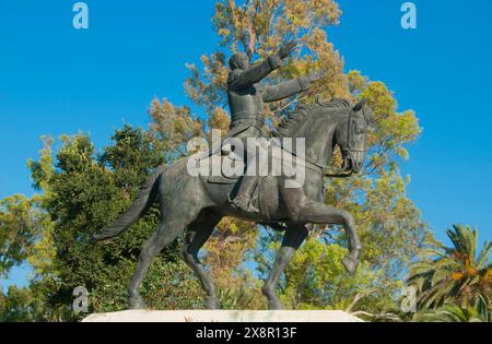 Spanien: Reiterstatue von Simon Bolivar (24. Juli 1783 bis 17. Dezember 1830), der Liberator von Amerika, Parque de Maria Luisa, Sevilla. Skulptur von Emilio Luiz Campos (1917–1983), 1981. Simón José Antonio de la Bolívar Trinidad Santísima Palacios Ponte y Blanco war ein militärischer und politischer Führer Venezuelas, der die Länder Kolumbien, Venezuela, Ecuador, Peru, Panama, und Bolivien zur Unabhängigkeit vom Spanischen Reich. Er wird umgangssprachlich als El Libertador oder Liberator von Amerika bezeichnet. Stockfoto