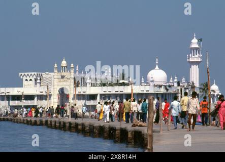 Indien: Haji Ali Moschee und Dargah, Worli Bay, Mumbai. Der Dargah ist in das Meer gebaut und beherbergt das Grab des heiligen PIR Haji Ali Shah Buchari. Der Dargah wurde 1431 gebaut. Stockfoto