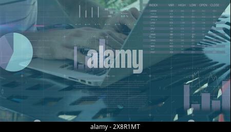 Bild der Infografik über lächelnden kaukasischen Geschäftsmann, der über Laptop arbeitet Stockfoto