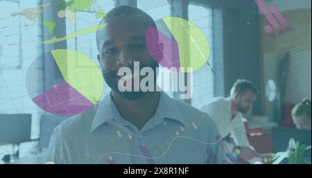 Bild der Infografik über dem Porträt eines lächelnden afroamerikaners im Büro Stockfoto