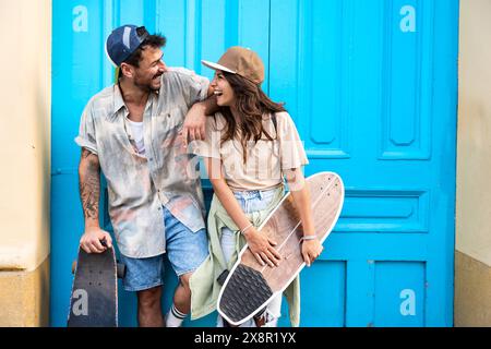 Zwei Tore. Einfaches Leben. Freiheit als Lebensstil. Junges Paar genießt Outdoor und Sonnenuntergang. Spaß bei schönem Wetter haben. Mann und Frau, Hipster, Gen Stockfoto