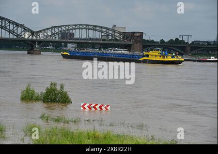 Köln, Deutschland. Mai 2024. Hochwasser in Köln. Südbrücke und Binnenschiff auf dem Rhein Credit: Horst Galuschka/dpa/Alamy Live News Stockfoto