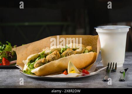 Frittierte Muscheln in Brot und mit Gemüse an der Seite. Türkischer Name Midye Tava Stockfoto