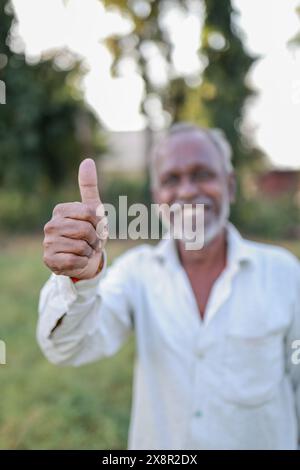 Indischer glücklicher Bauer auf einer Kichererbsenfarm Stockfoto