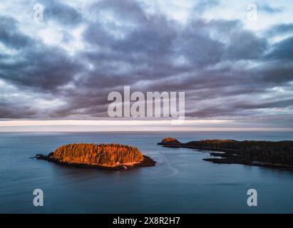 Dramatisches Licht am späten Nachmittag trifft vor der Küste von Cutler, Maine Stockfoto