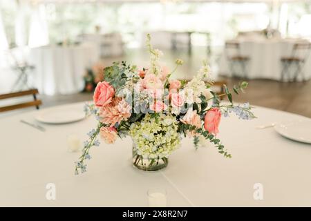 Wunderschöner Hochzeitstisch mit pastellfarbenen Blumenarrangements Stockfoto