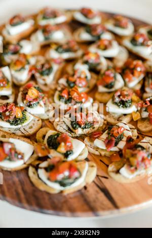 Bruschetta Vorspeisen mit Tomaten, Mozzarella und Pesto Stockfoto