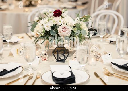 Eleganter Hochzeitstisch mit Blumenmotiv Stockfoto