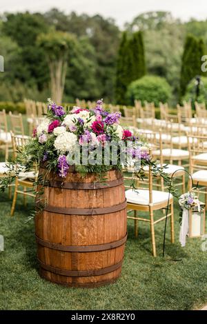 Blumenarrangements auf dem Fass bei der Hochzeit im Freien Stockfoto