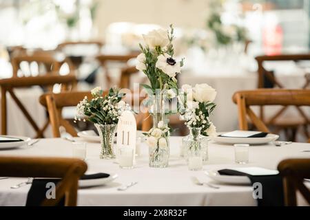 Hochzeitsempfang mit weißem Blumendekor Stockfoto