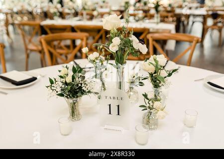 Empfang Tisch mit nummeriertem Mittelstück Stockfoto