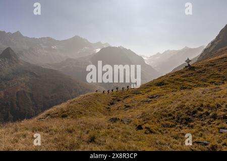 Wanderer in Tirols Stub Alpen mit einer atemberaubenden Bergkulisse Stockfoto