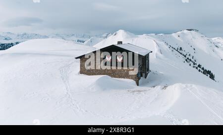 Tiroler Berghütte im verschneiten KitzbÃ¼hel, Tirol, Österreich Stockfoto